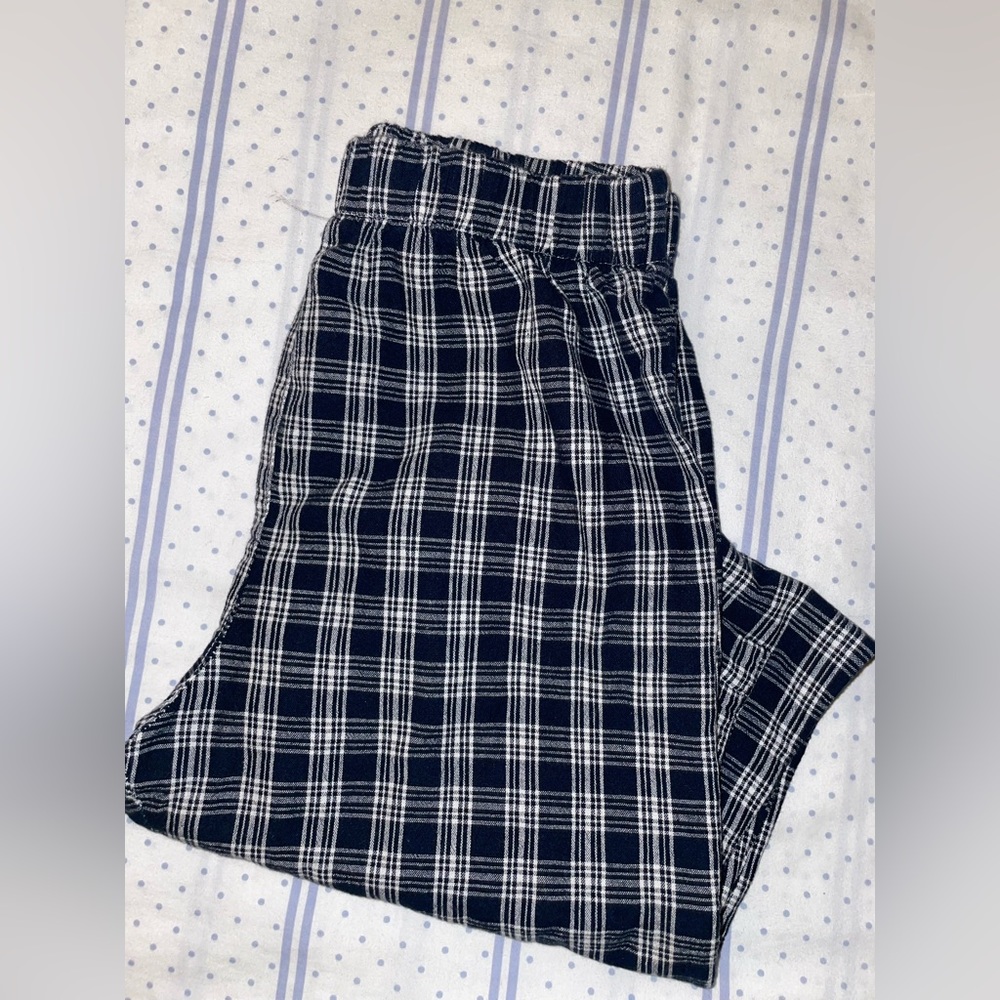 Super cute Navy Gigham pants 🫖fit size XS/S best! I’m a size 24-25 in pants :)